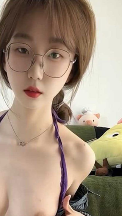 抖音网红番茄摊主发布大尺度定制福利视频展示脸穴同框自慰与丝足挑逗