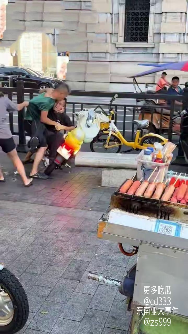 广州南方大厦七夕街头两男争夺一女引发肢体冲突现场失控