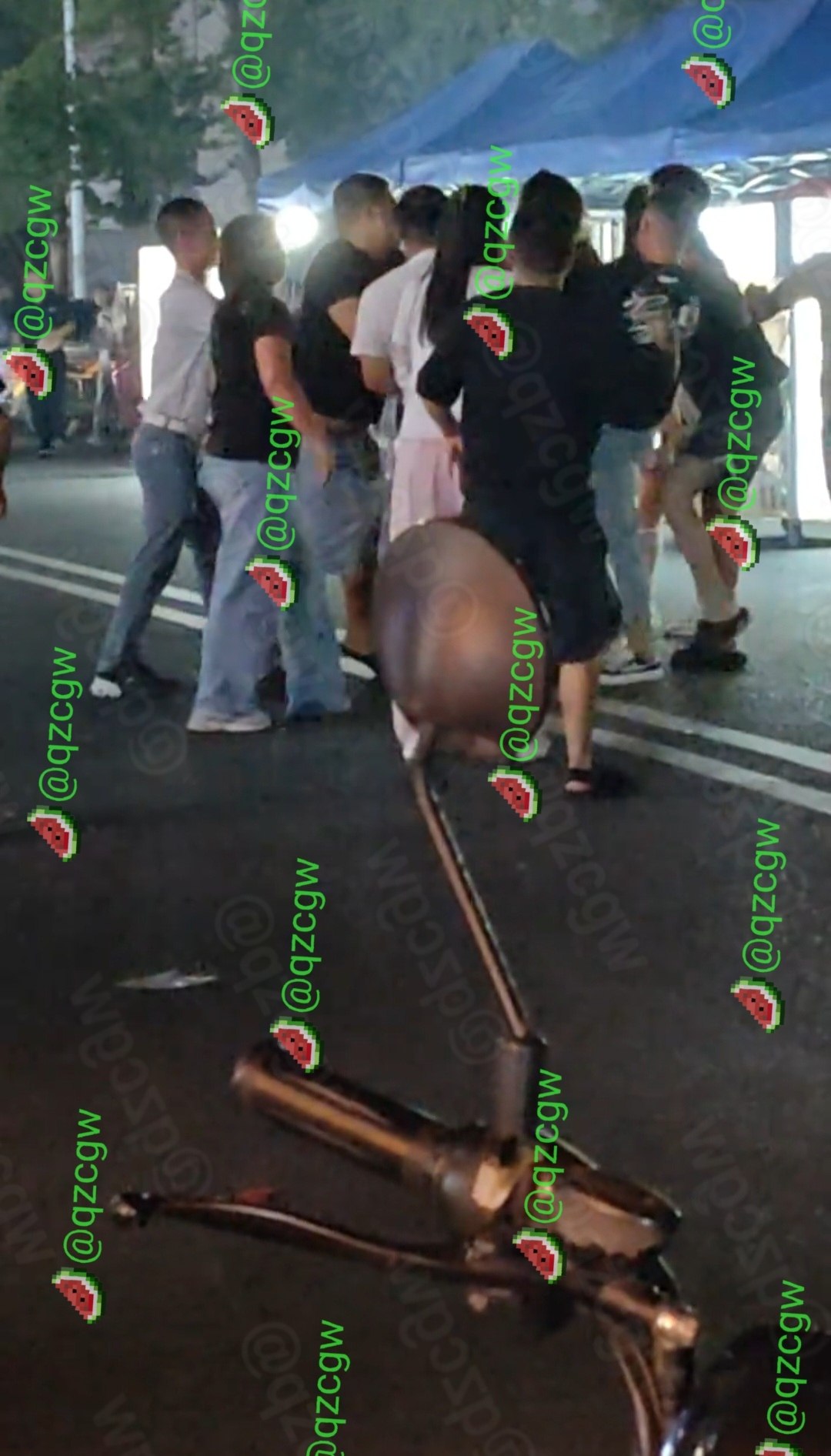 贵州某夜市因口角引发大规模群殴现场围观者高喊雄起助威