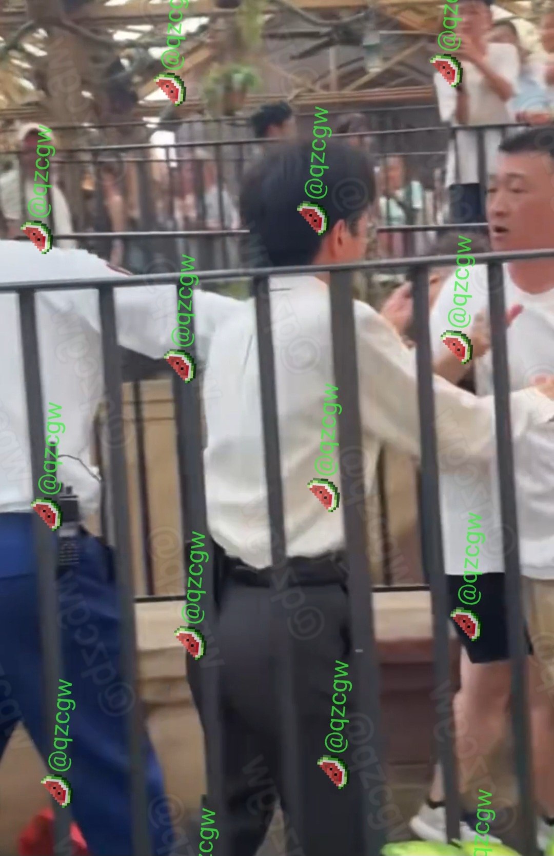 北京环球影城排队秩序引发冲突两拨游客隔着护栏激烈推搡挥拳互殴