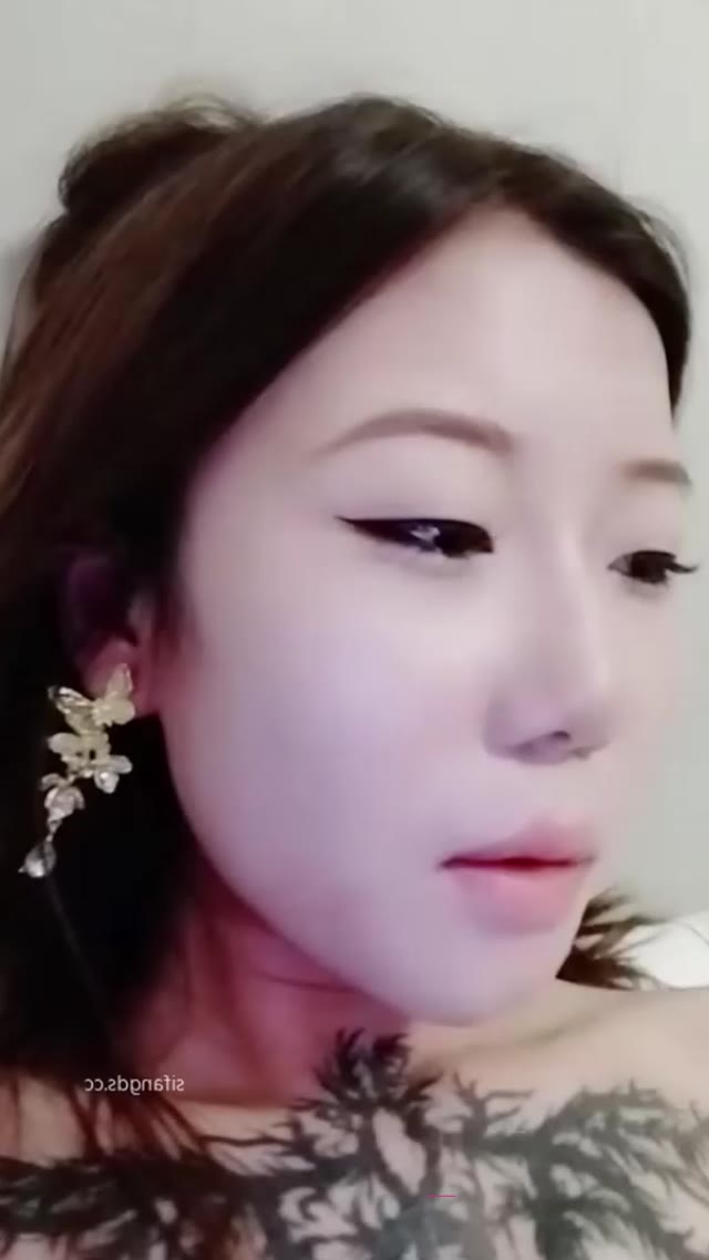 台湾网红碧梨付洁直播期间失控与男伴热吻调情并进行无套性行为