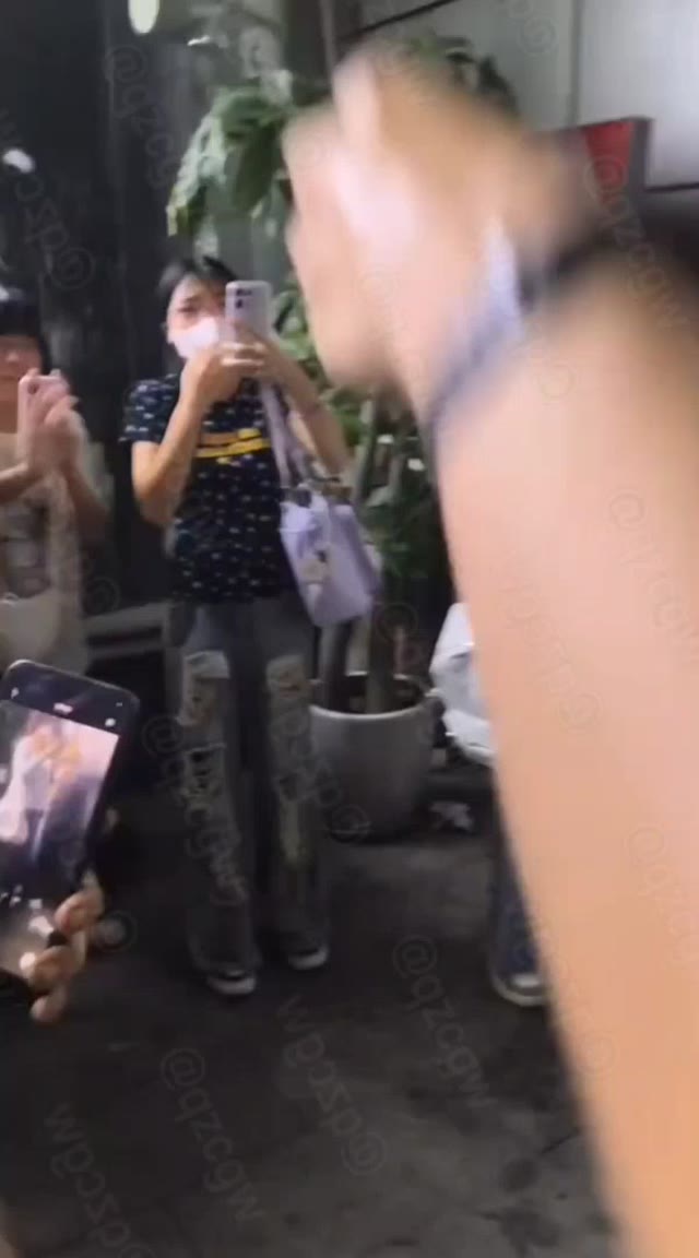 重庆时代峰峻大楼爆发激烈冲突版权纠纷演变为男女对峙警方介入