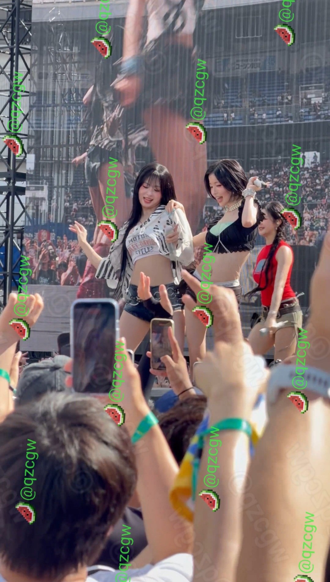 BABYMONSTER现身日本Summer Sonic音乐节并在花道环节通过洒水与粉丝互动