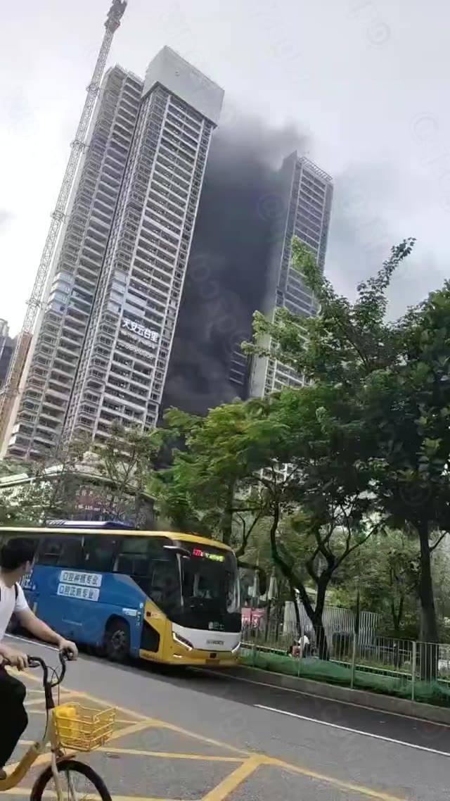 深圳龙岗天安云谷写字楼突现滚滚浓烟引发恐慌实为消防演练