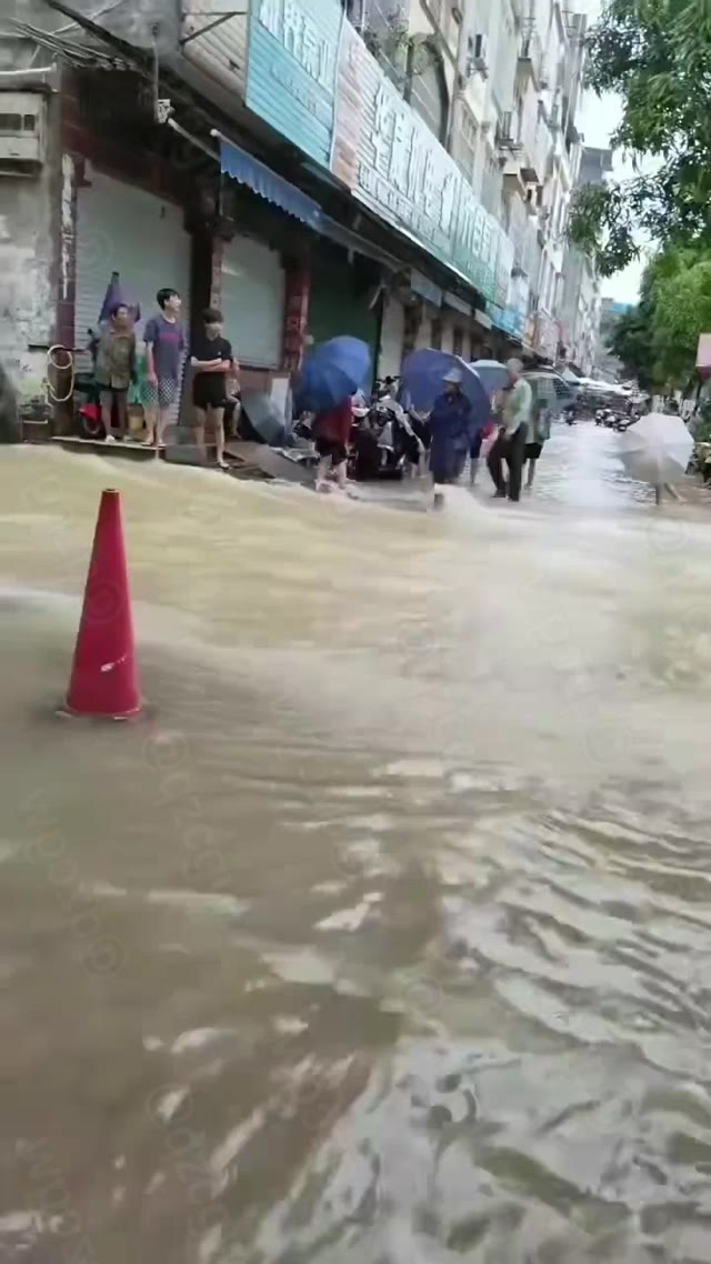 广西崇左大新县遭遇特大暴雨导致多地街道沦为河流居民紧急转移避险