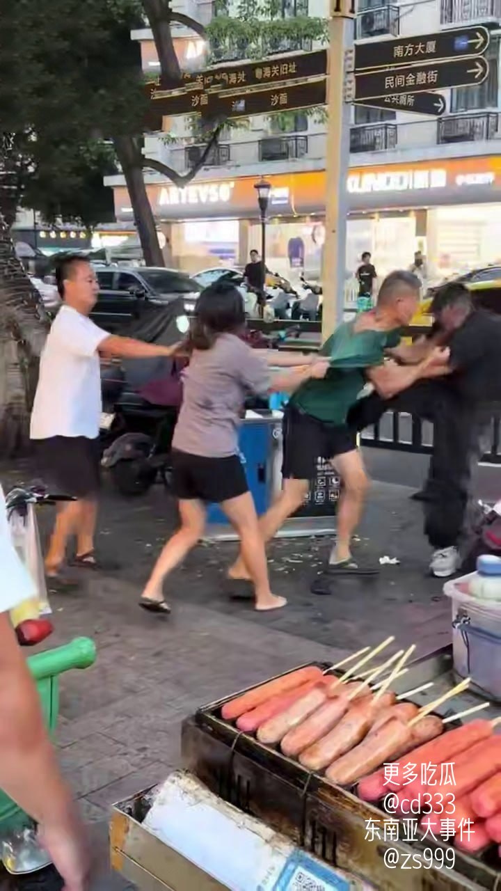 广州南方大厦七夕街头两男争夺一女引发肢体冲突现场失控