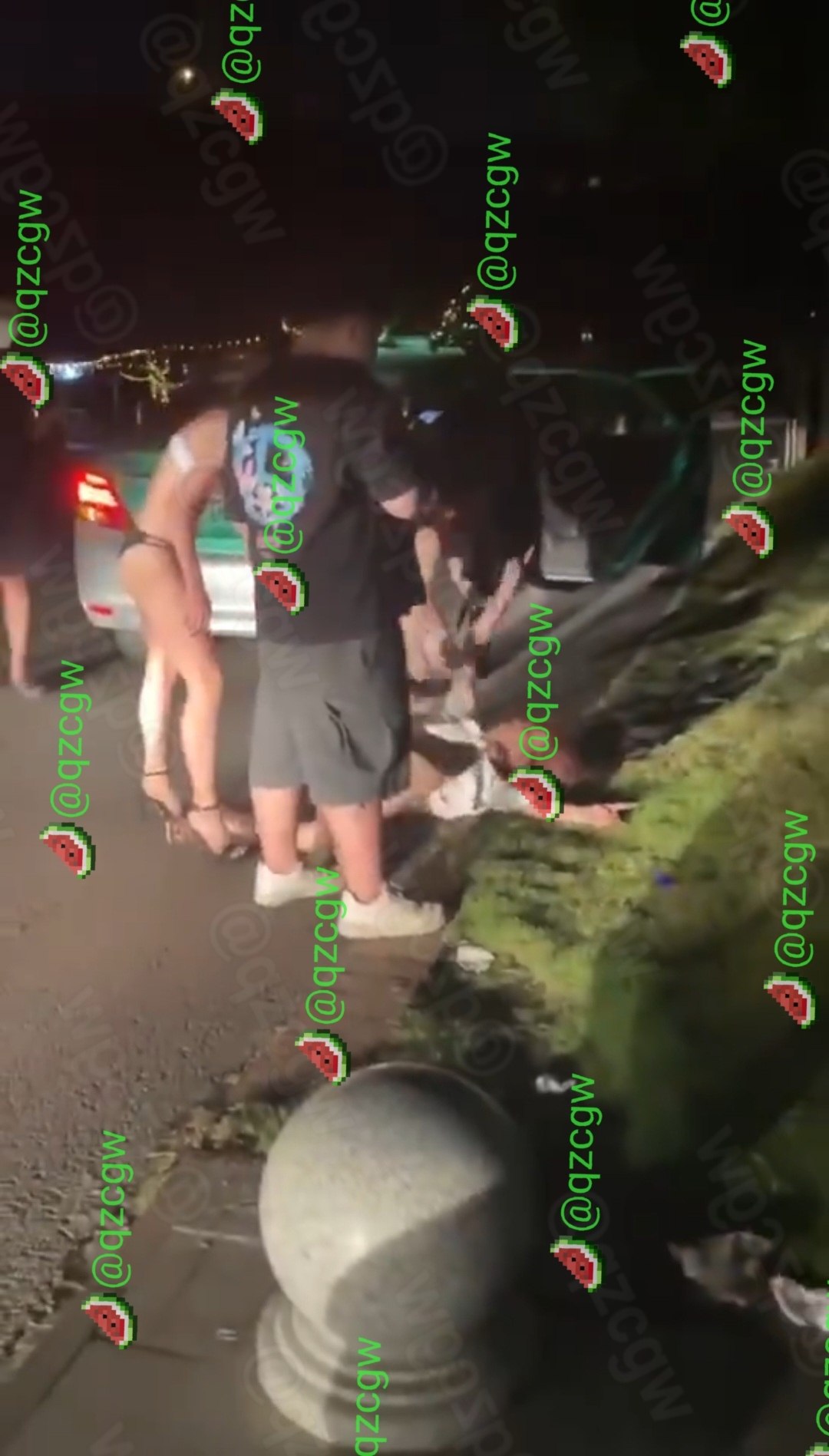深夜街头数名火辣女子仅着内衣裤激烈互殴肢体冲突场面极具视觉冲击