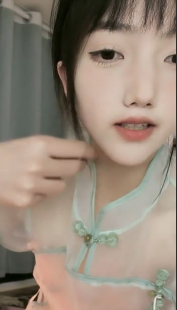 每日大赛 清纯嫩模身着透视古装居家直播 翘臀摆弄诱惑观众