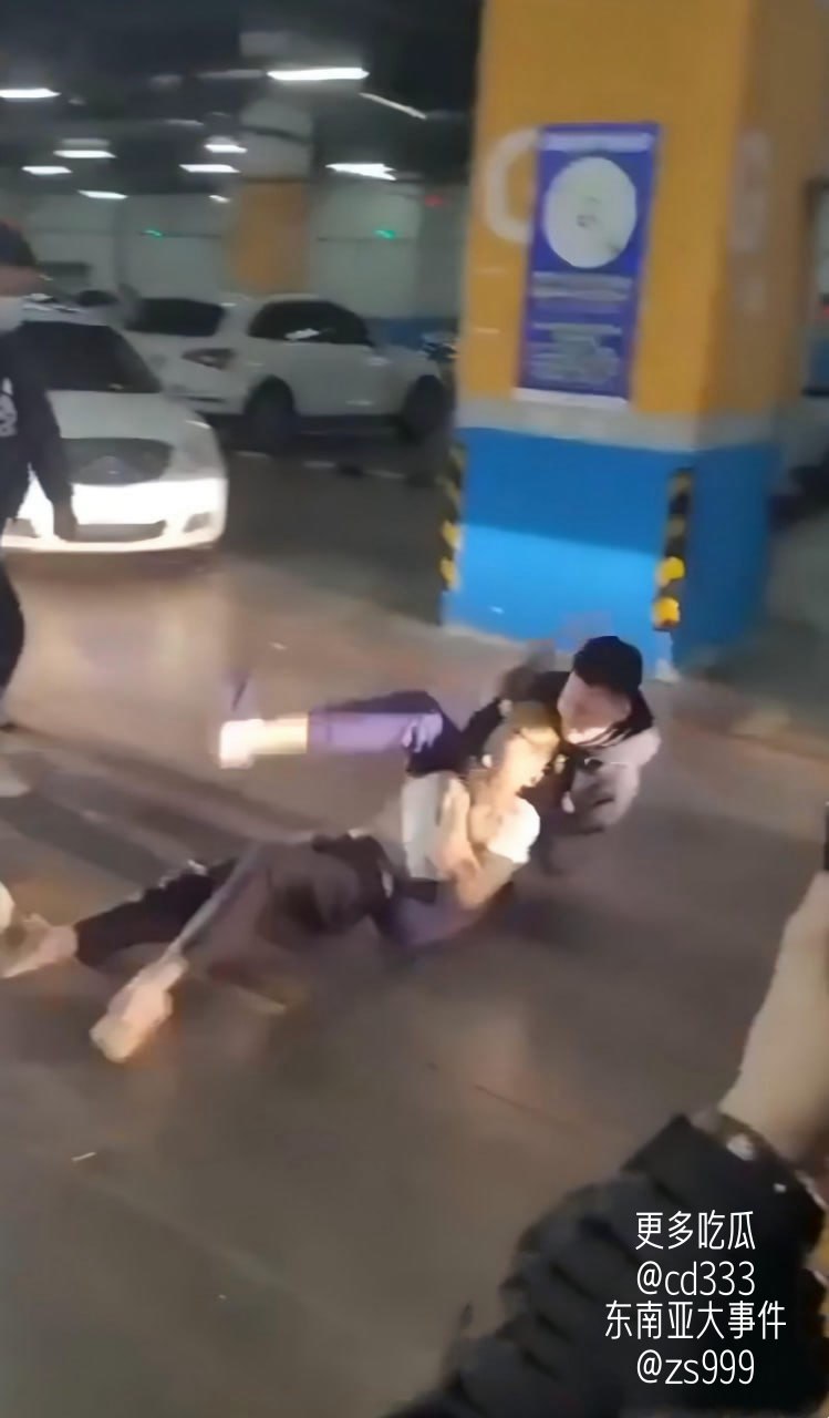 精神小伙地下车库主动挑衅叫嚣被对方一脚踹飞数米远当场懵掉