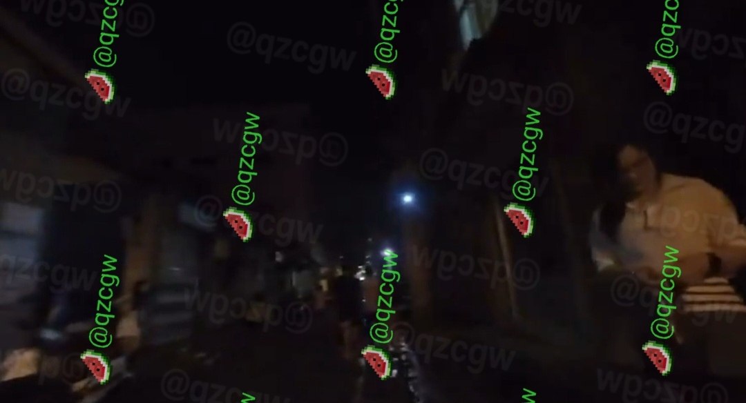 气质清纯少女深夜现身破败城中村巷弄疑似从事站街活动