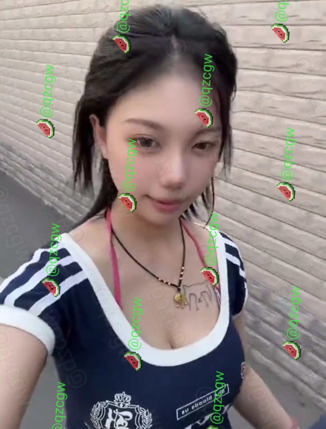 低胸纹身美女主动邀约男生回家喝水却遭钢铁直男以网吧为由拒绝