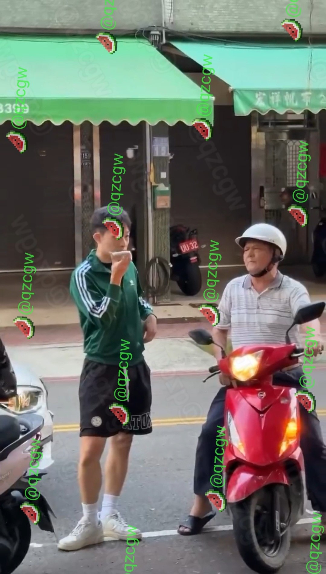 台中北区阿嬷骑粉色摩托车强占汽车格,年轻男子边吃边拍对质