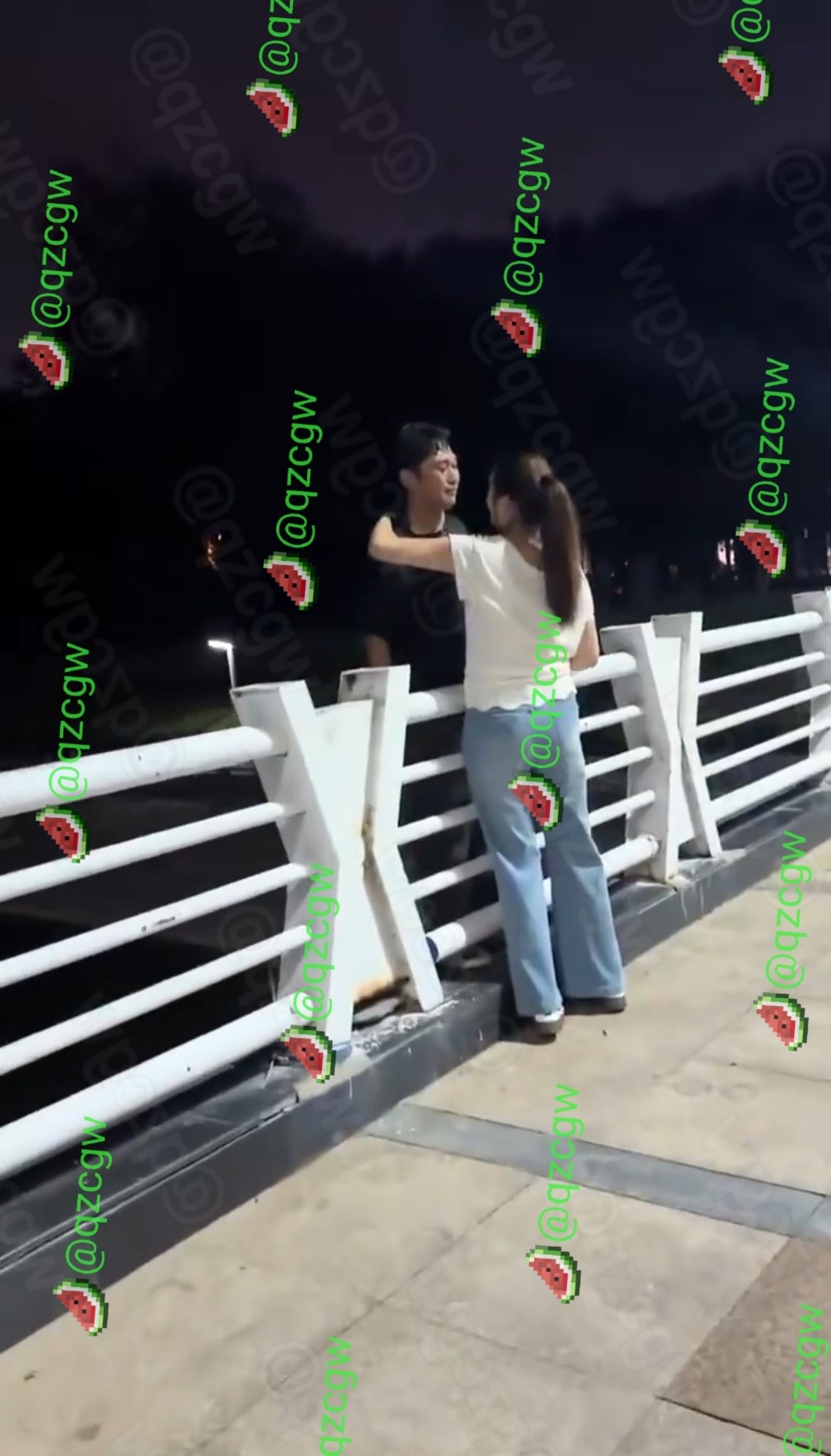 深夜天桥情侣激烈肢体纠缠女子紧搂男子脖颈疑似情绪失控欲跳河