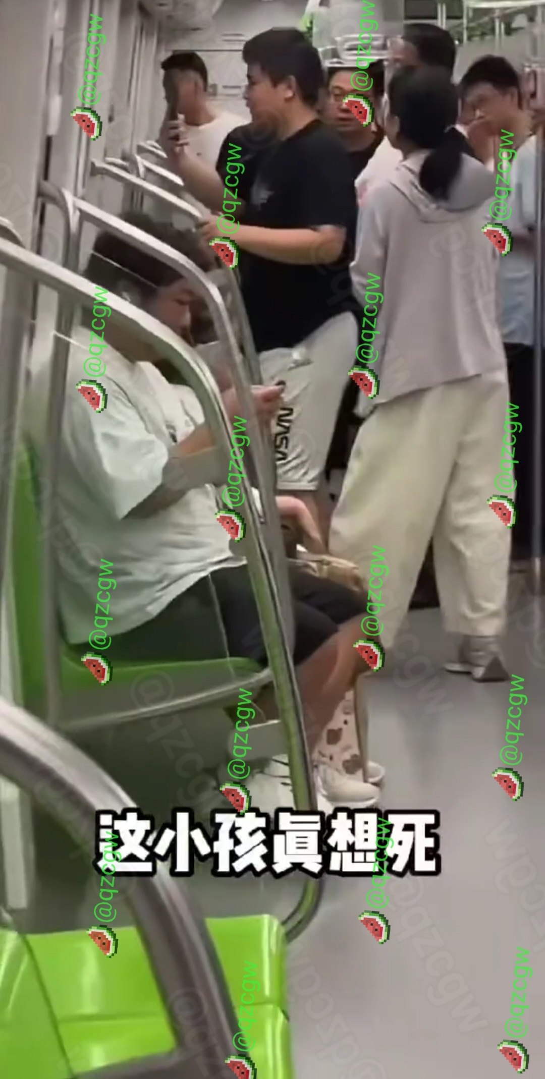上海地铁少年情绪失控狂踹车门叫嚣赔得起几千万并称拍我也能出名
