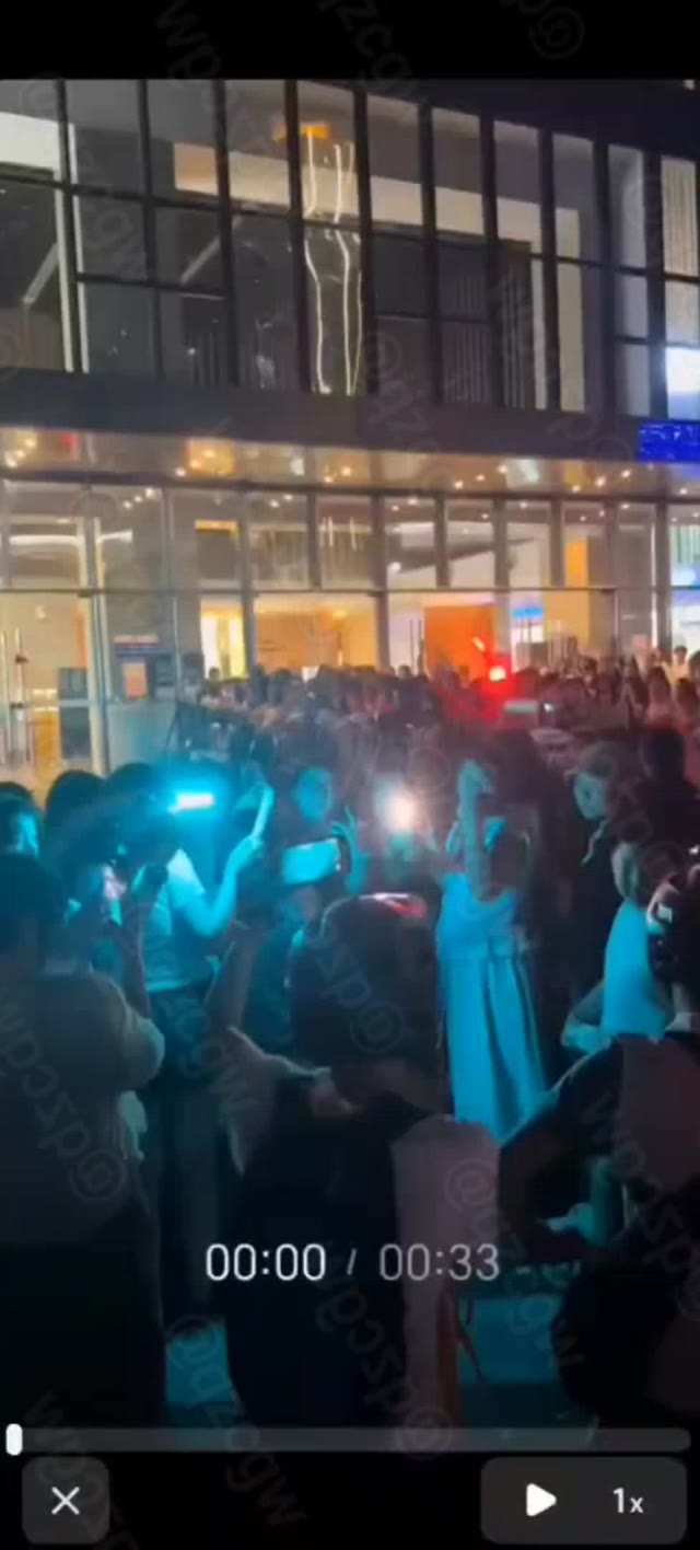 重庆时代峰峻大楼外爆发男女粉丝激烈冲突男生泼水被警方当场带走