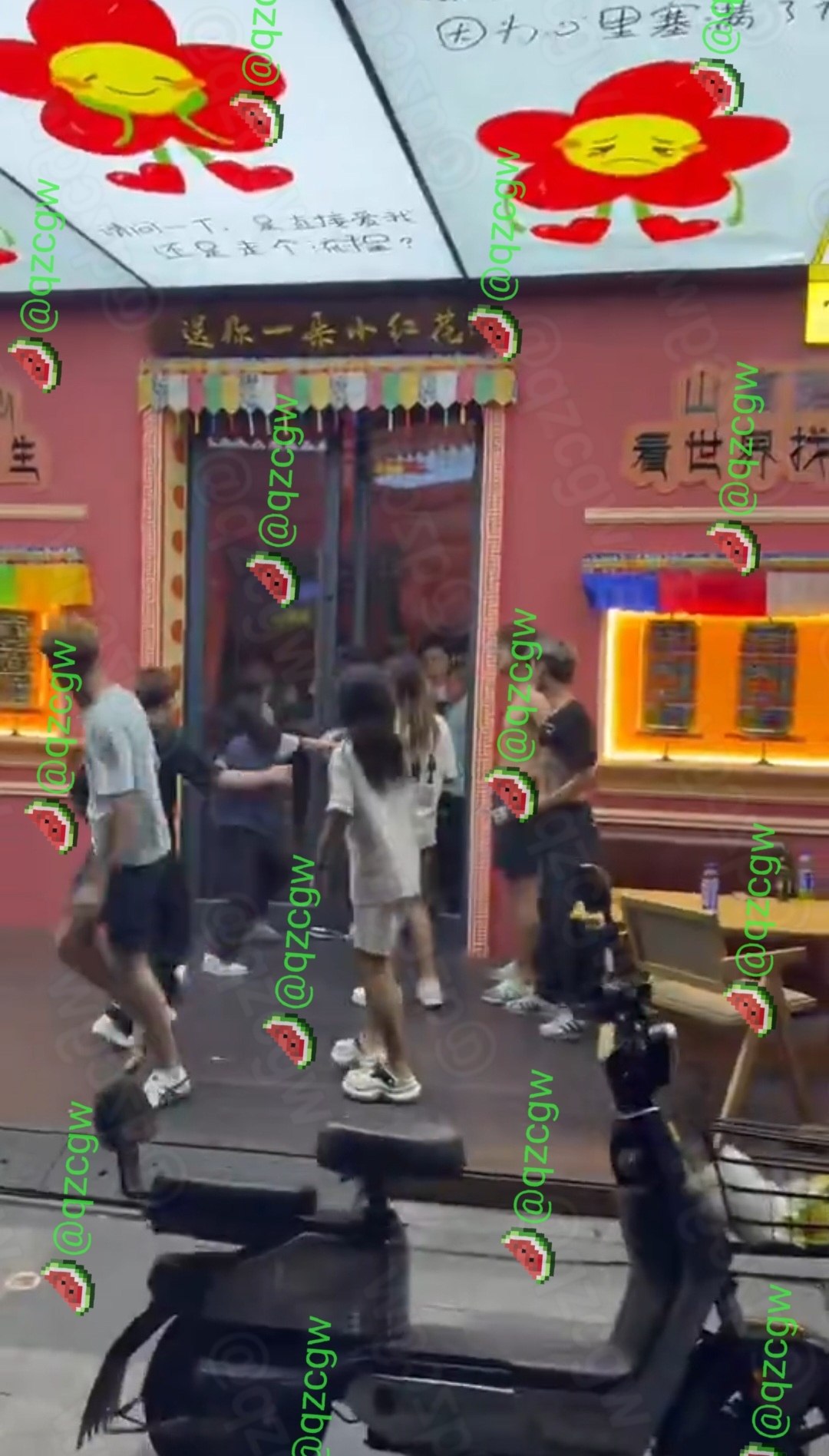 夜市广场突发群体斗殴精神小伙激烈肢体冲突导致鞋履飞散现场混乱