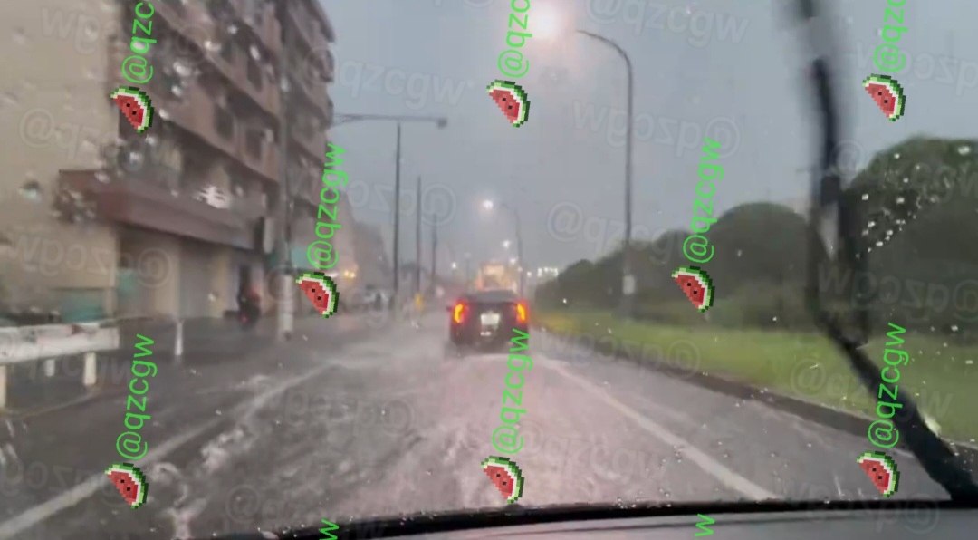 日本千叶县松户市遭遇极端暴雨袭击多处道路积水导致车辆熄火