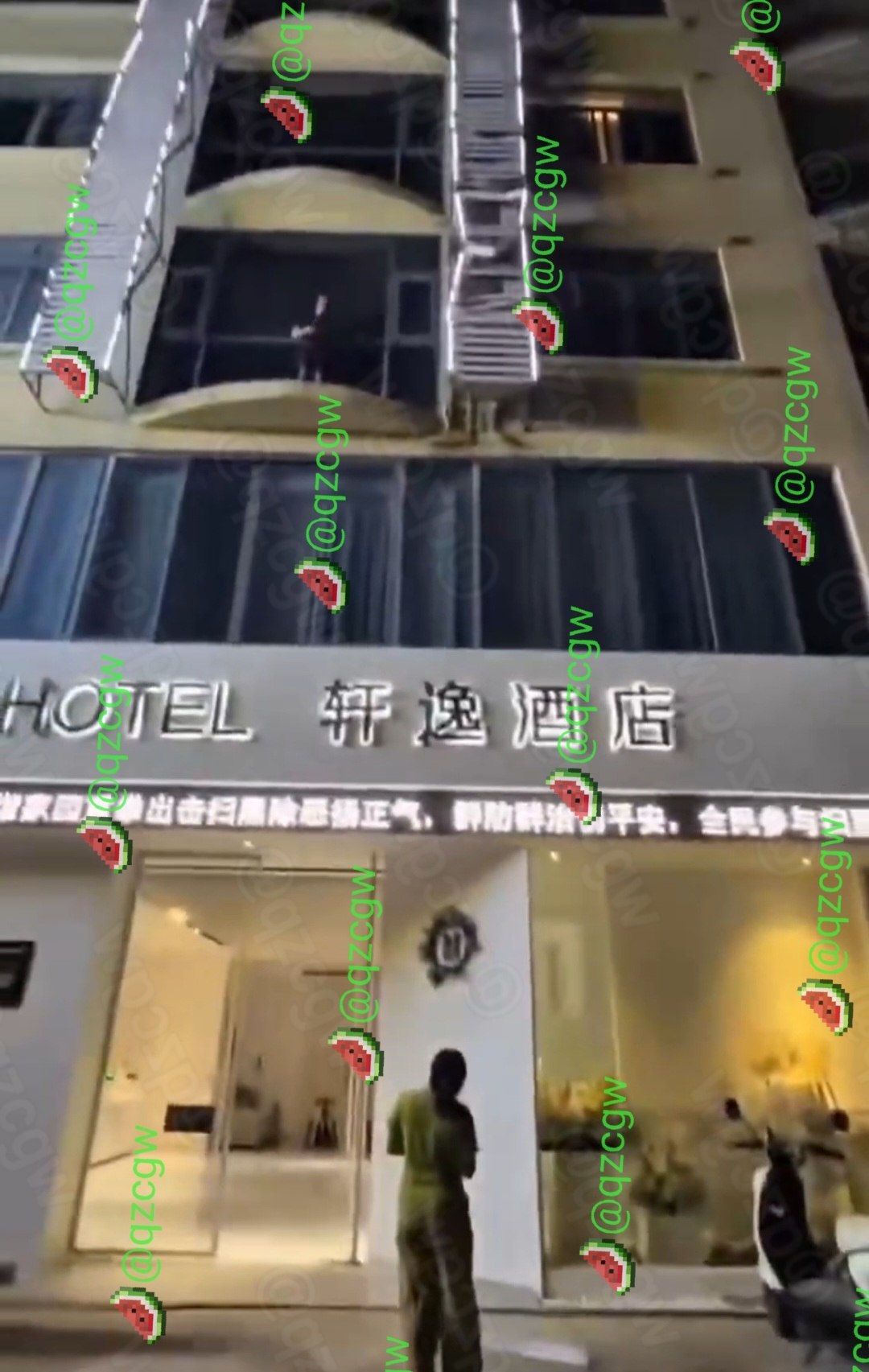 七夕佳节男子酒店偷情被妻堵门后翻窗逃生却在楼下被当场抓获