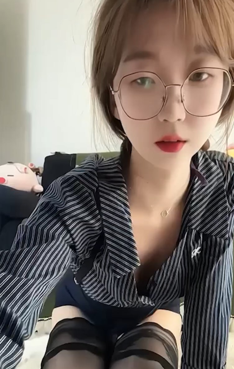 抖音网红番茄摊主发布大尺度定制福利视频展示脸穴同框自慰与丝足挑逗