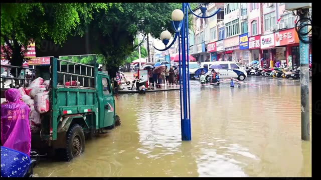 广西崇左大新县遭遇特大暴雨导致多地街道沦为河流居民紧急转移避险