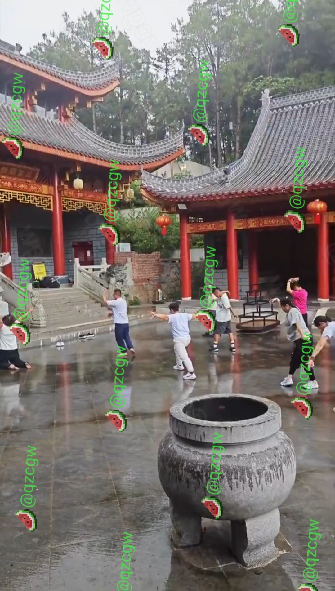 陈塘关雨中寺庙广场惊现大爷大妈魔性求法动作宛如修仙现场