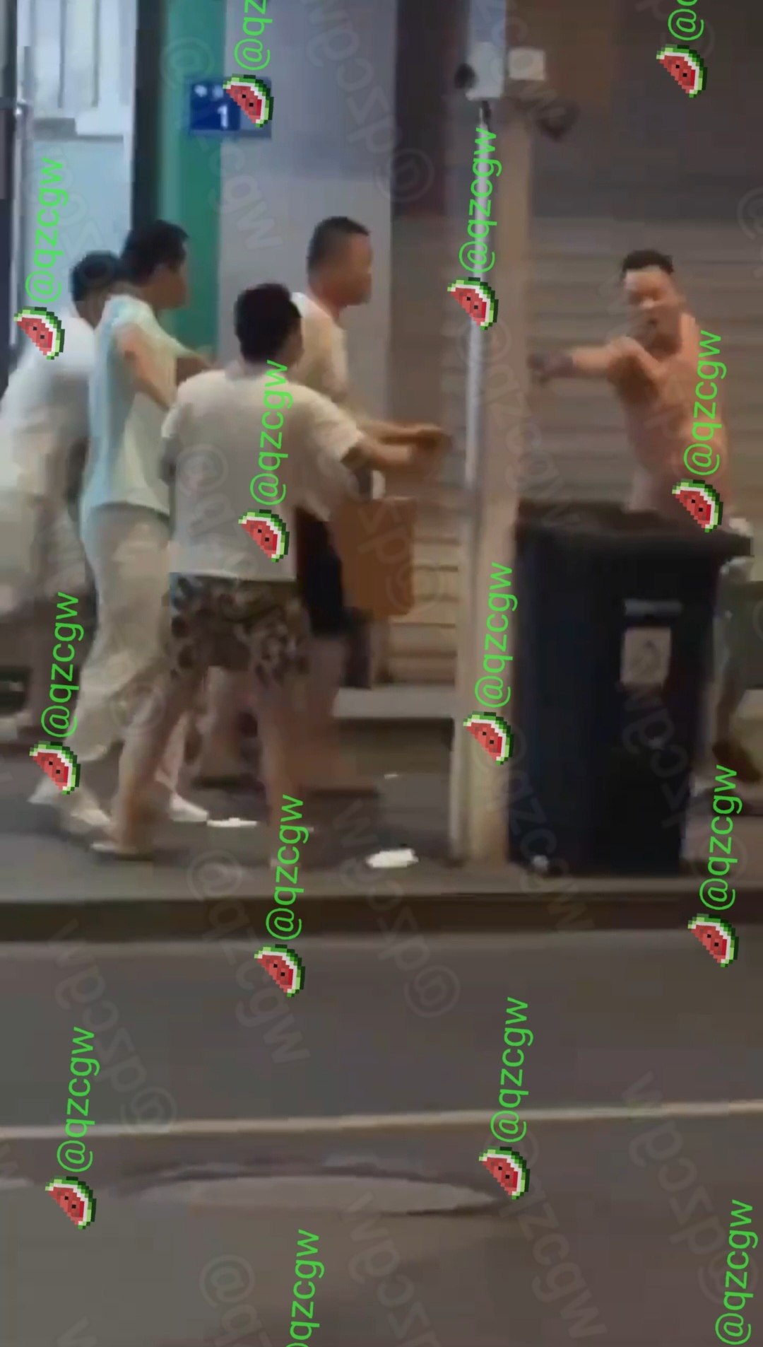 山东临沂烧烤店门口醉酒光膀子男子情绪失控挑衅引发多人围殴