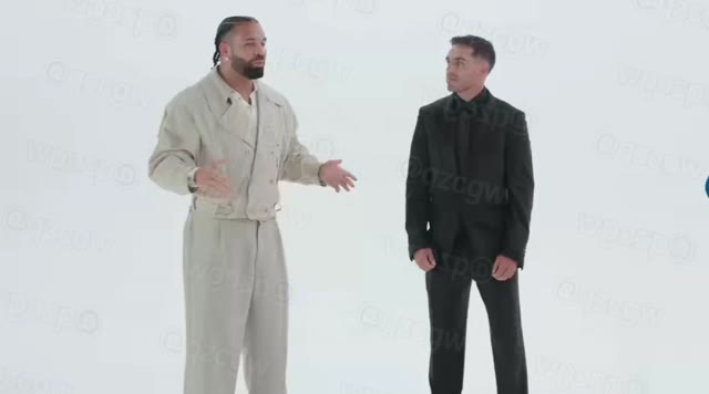 歌手Drake在约会直播中向哥特风女孩学狗叫并承诺为其母买房