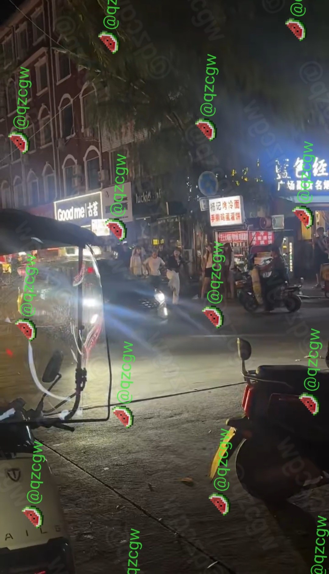 河南南广场商业街发生激烈冲突多名精致年轻女性当街扭打成一团