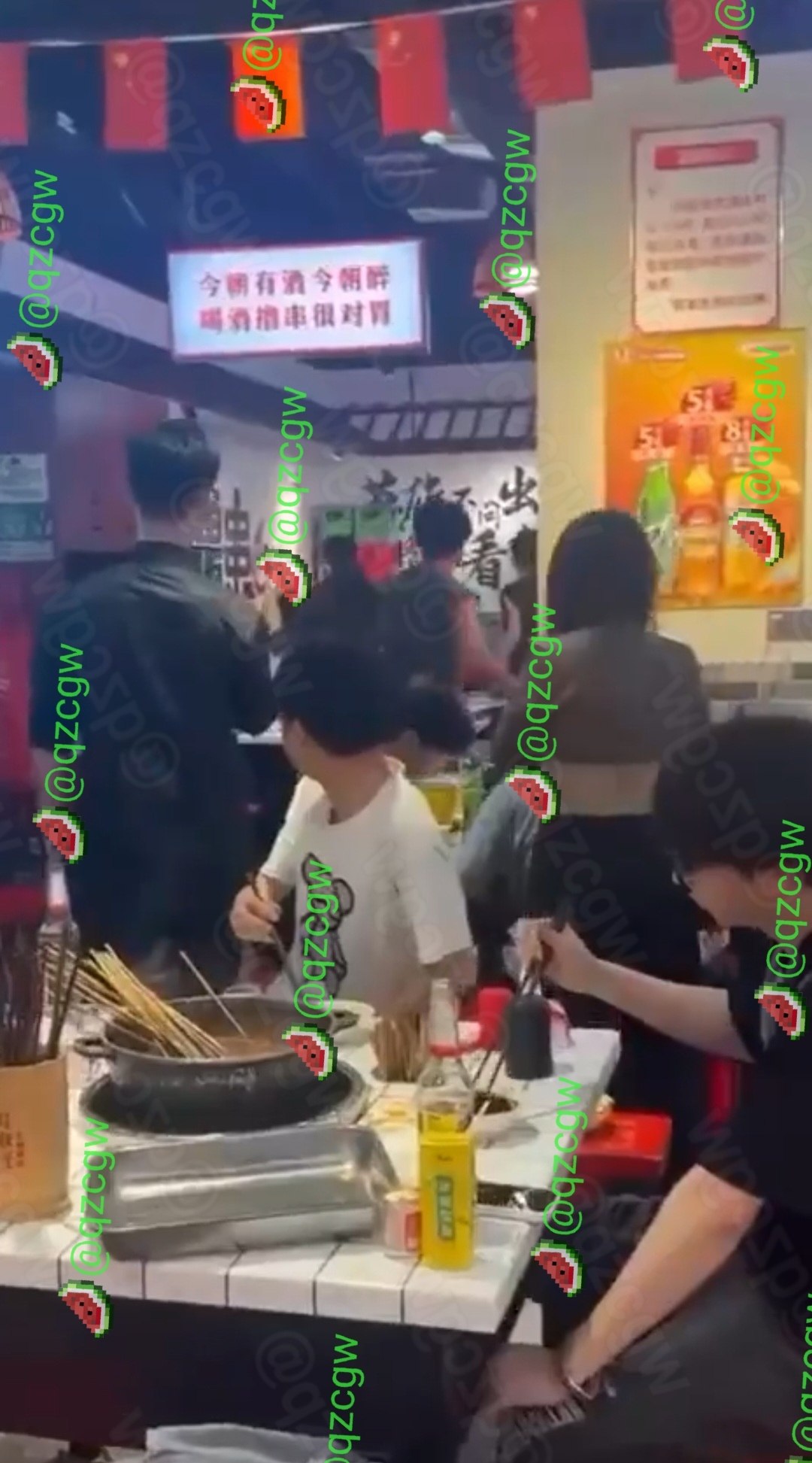 串串火锅店聚餐突发肢体冲突几名男子扭打成团并卷入长发女子