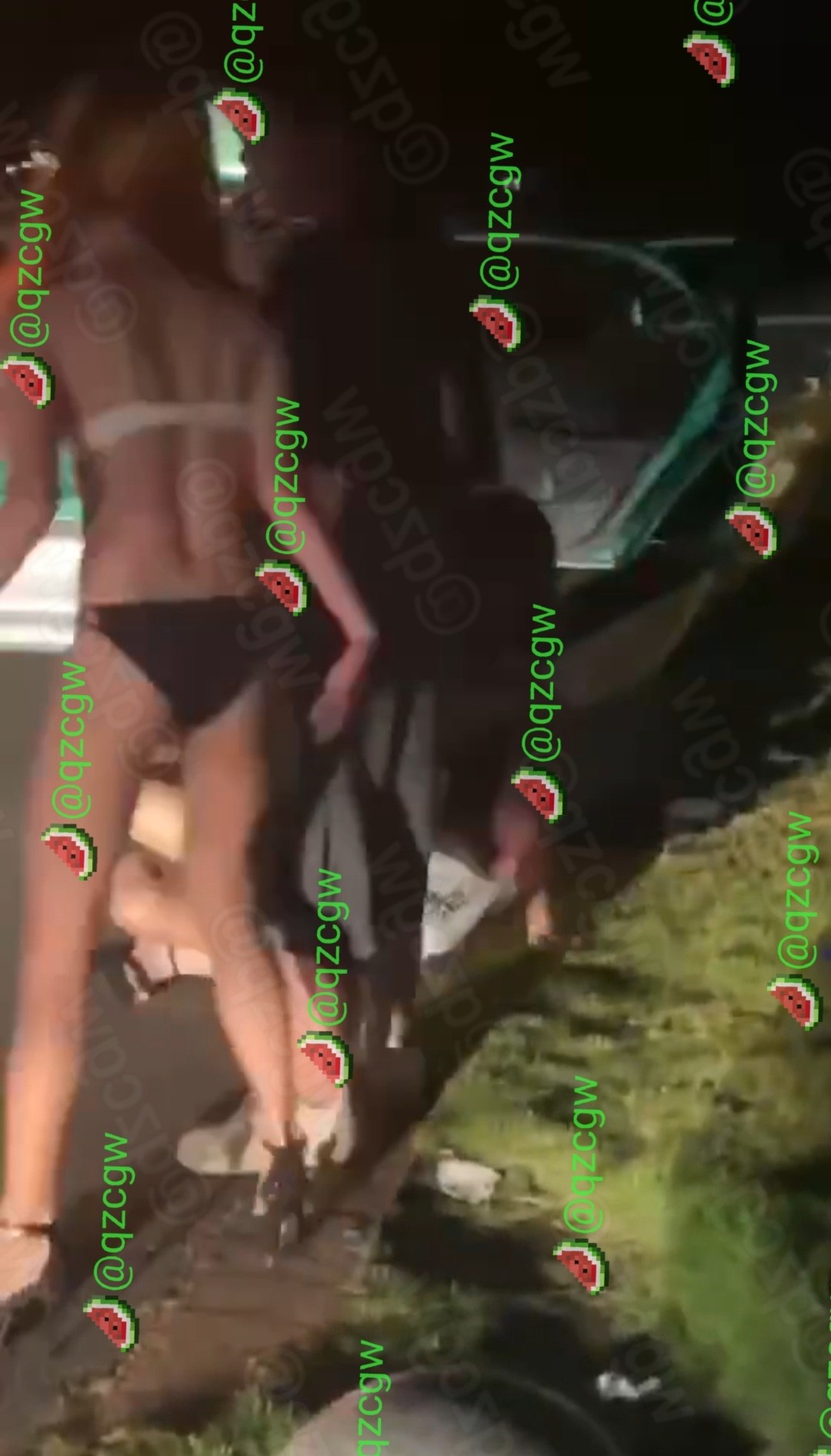 深夜街头数名火辣女子仅着内衣裤激烈互殴肢体冲突场面极具视觉冲击