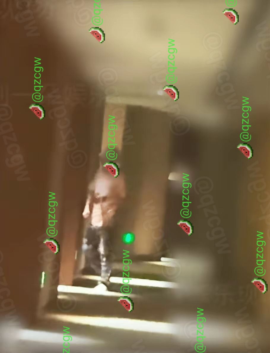演员包贝尔被曝深夜与红发女子同进酒店房间独处七小时后换装出门