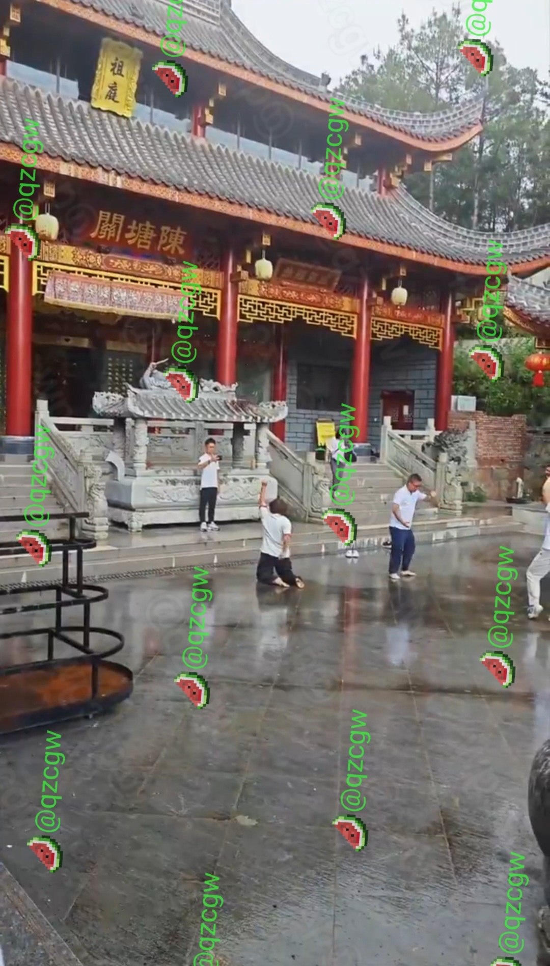 陈塘关雨中寺庙广场惊现大爷大妈魔性求法动作宛如修仙现场