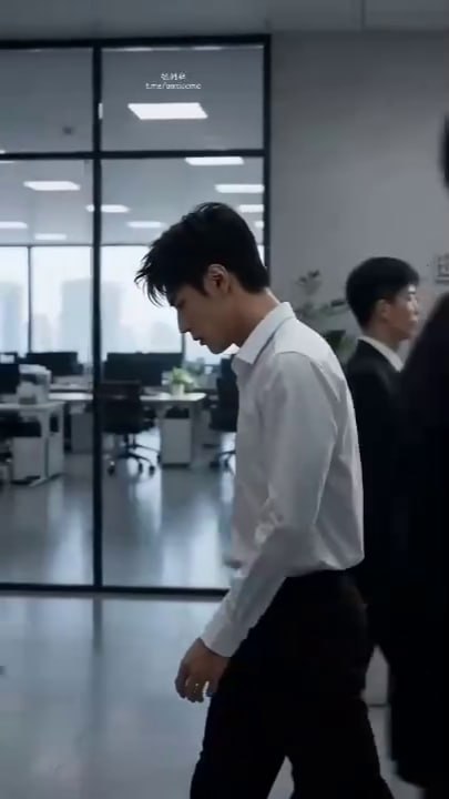 推倒老板 AI成人短剧 禁欲系总裁在办公室沦陷，被下属按在办公桌前进行肉欲博弈
