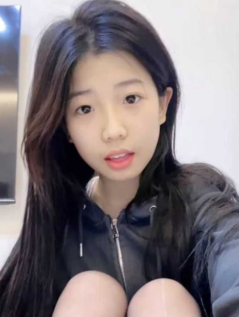 清纯系少女私拍视频流出展现叛逆一面包含舔足与自慰等露骨内容