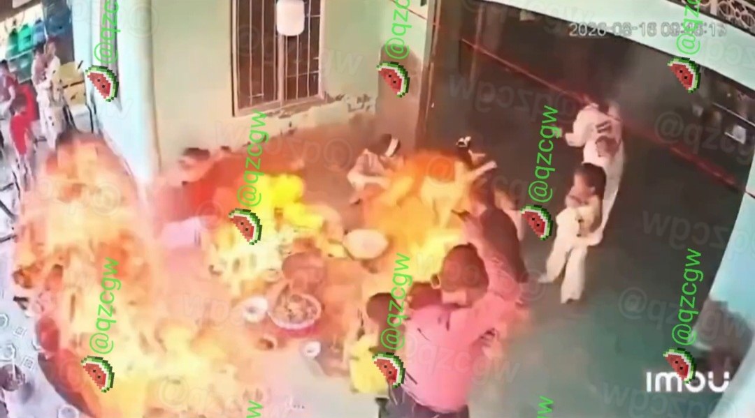 越南一户人家庭院聚餐时瓦斯罐突发爆炸导致火光冲天场面混乱