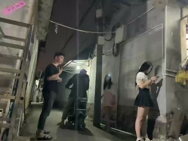 城中村幽暗小巷隐藏廉价性服务场所吸引嫖客避开直播裸聊风潮
