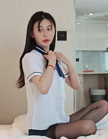 每日大赛 情趣博主欣欣身着开裆黑丝JK装配合男方进行高强度性爱拍摄