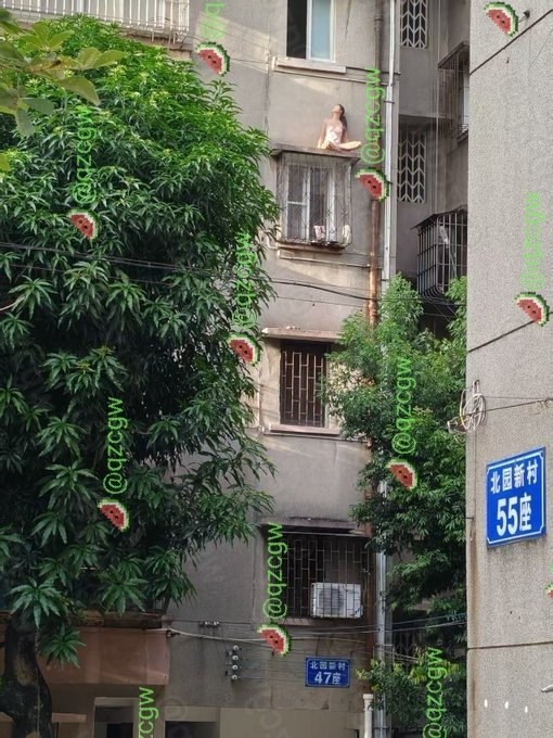 江门七夕抓奸现场：白裙女子情急翻窗挂在高楼外侧引发围观