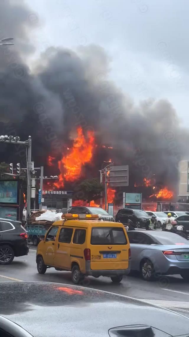 浙江嘉善台风天综合楼突发猛烈大火商铺宾馆台球室被焚毁疑似电瓶车充电引发