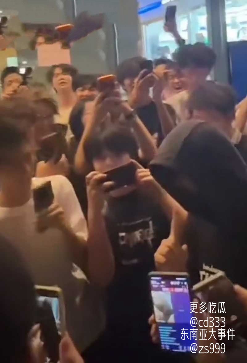 时代峰峻版权纠纷升级引发重庆线下冲突粉丝与路人发生激烈肢体碰撞