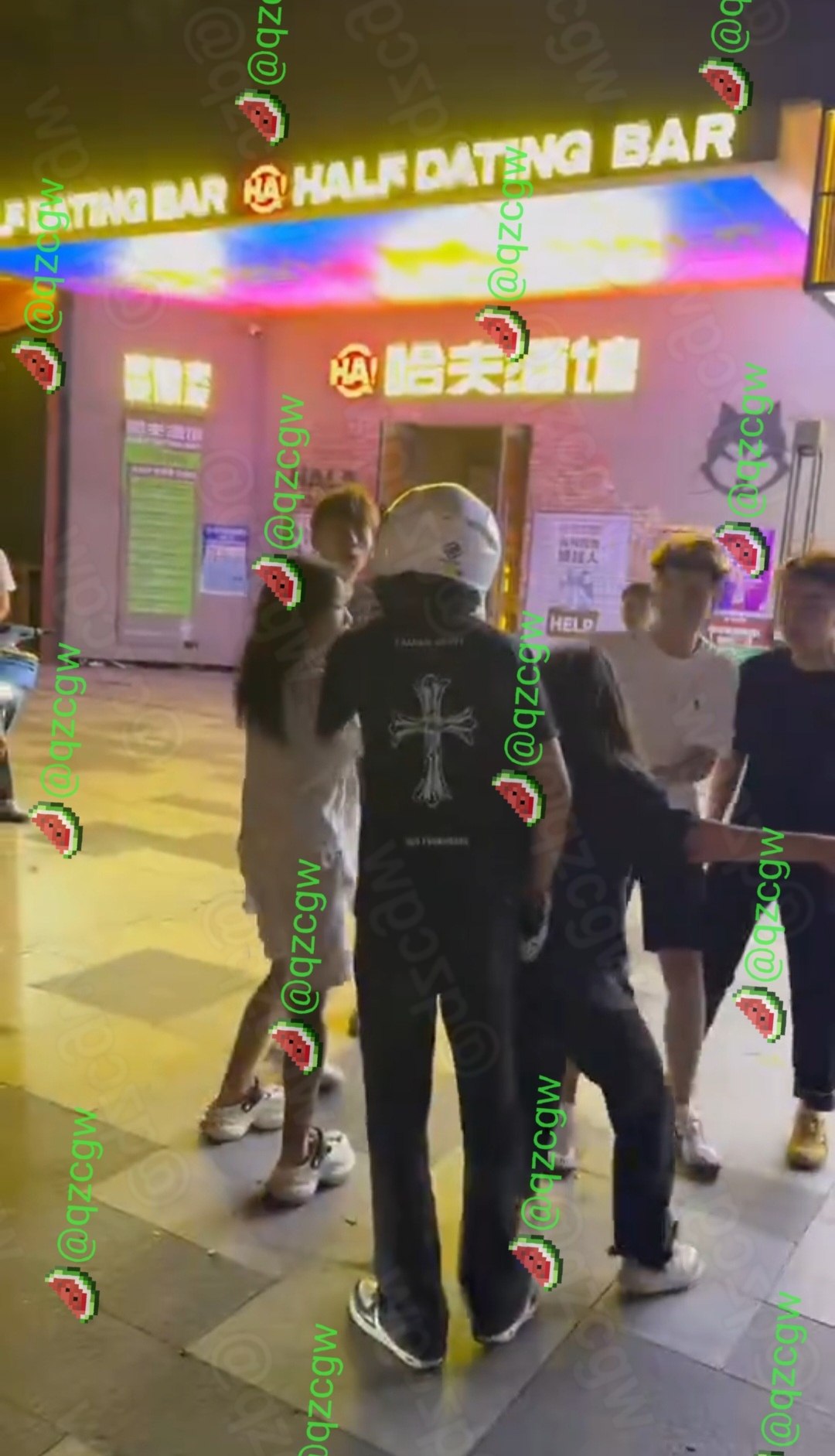 夜市广场突发群体斗殴精神小伙激烈肢体冲突导致鞋履飞散现场混乱