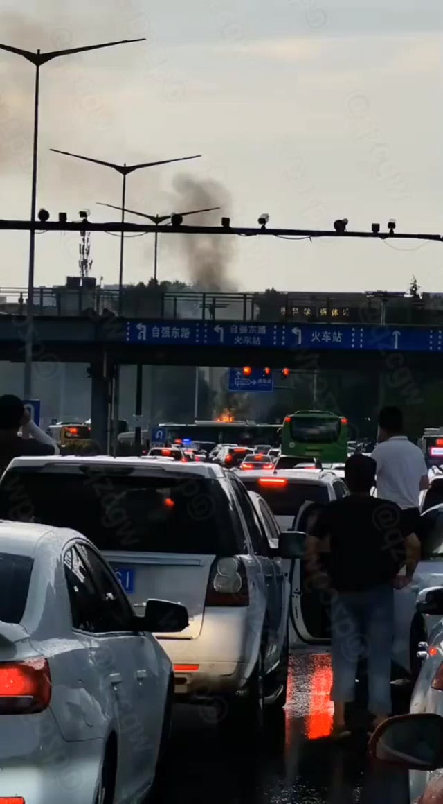西安遭遇强对流暴雨引发严重内涝金花隧道被淹多路段积水深及膝盖