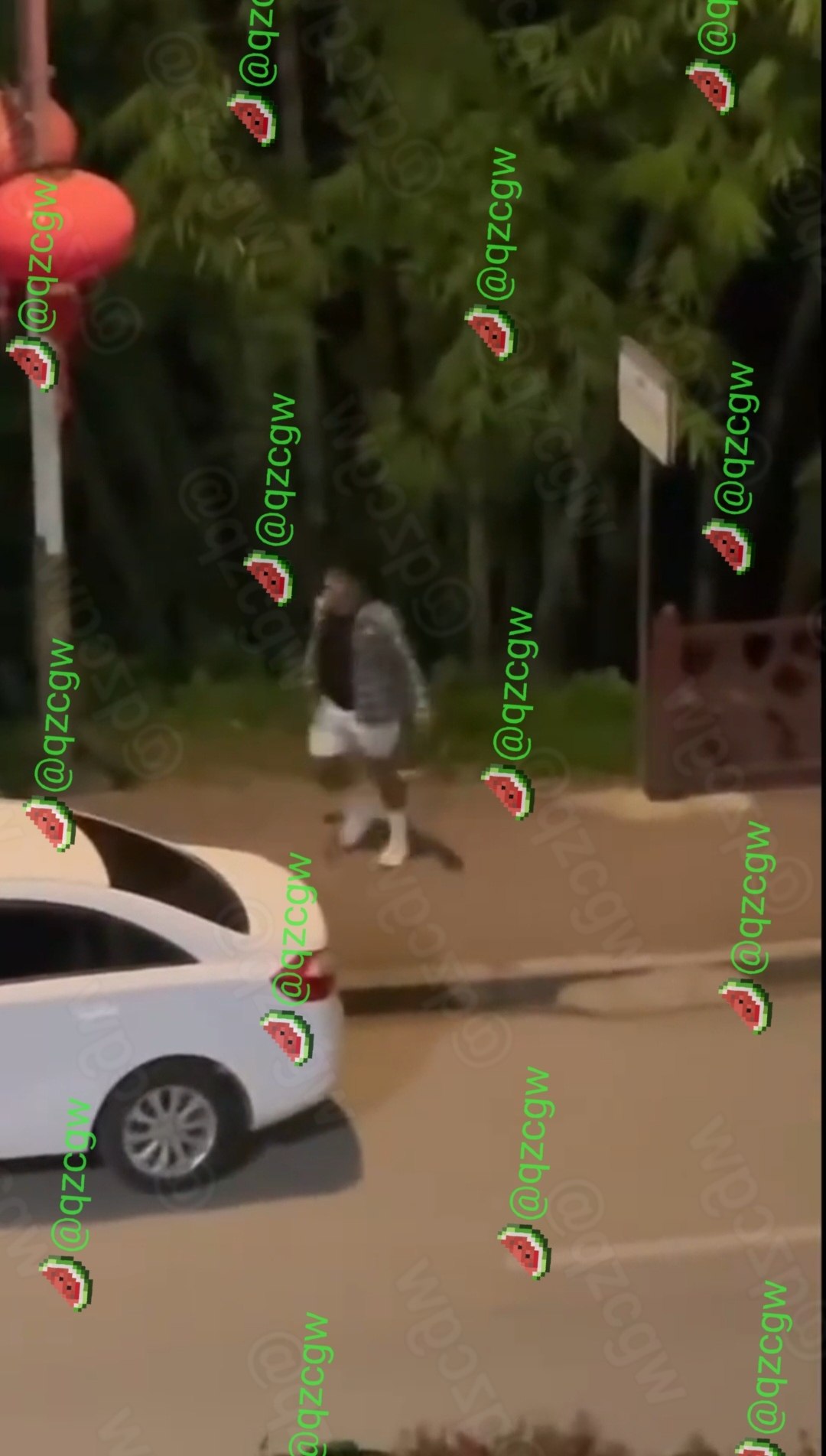 格子衫男子路边护栏跳下欲以死相逼却遭女友冷漠无视最终狼狈爬回