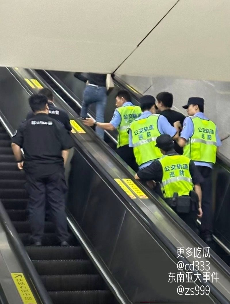 南京地铁3号线一名少年突发狂躁拉动紧急制动装置并高喊报复社会