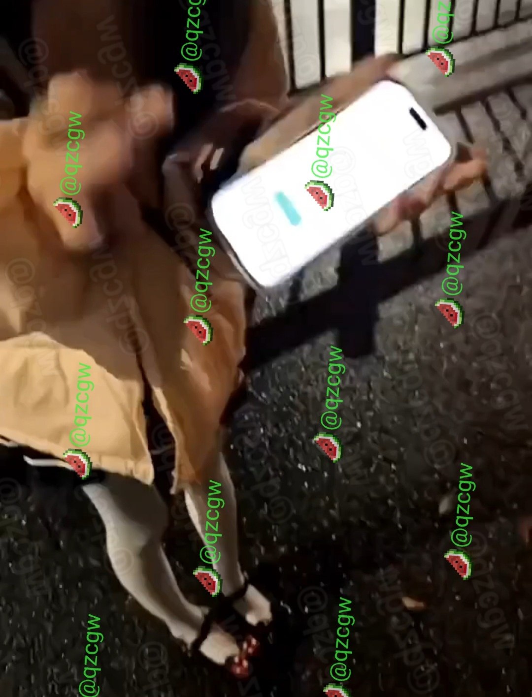 清纯网红转型福利姬一年狂揽五百万，高额收益揭开灰色产业暴利真相