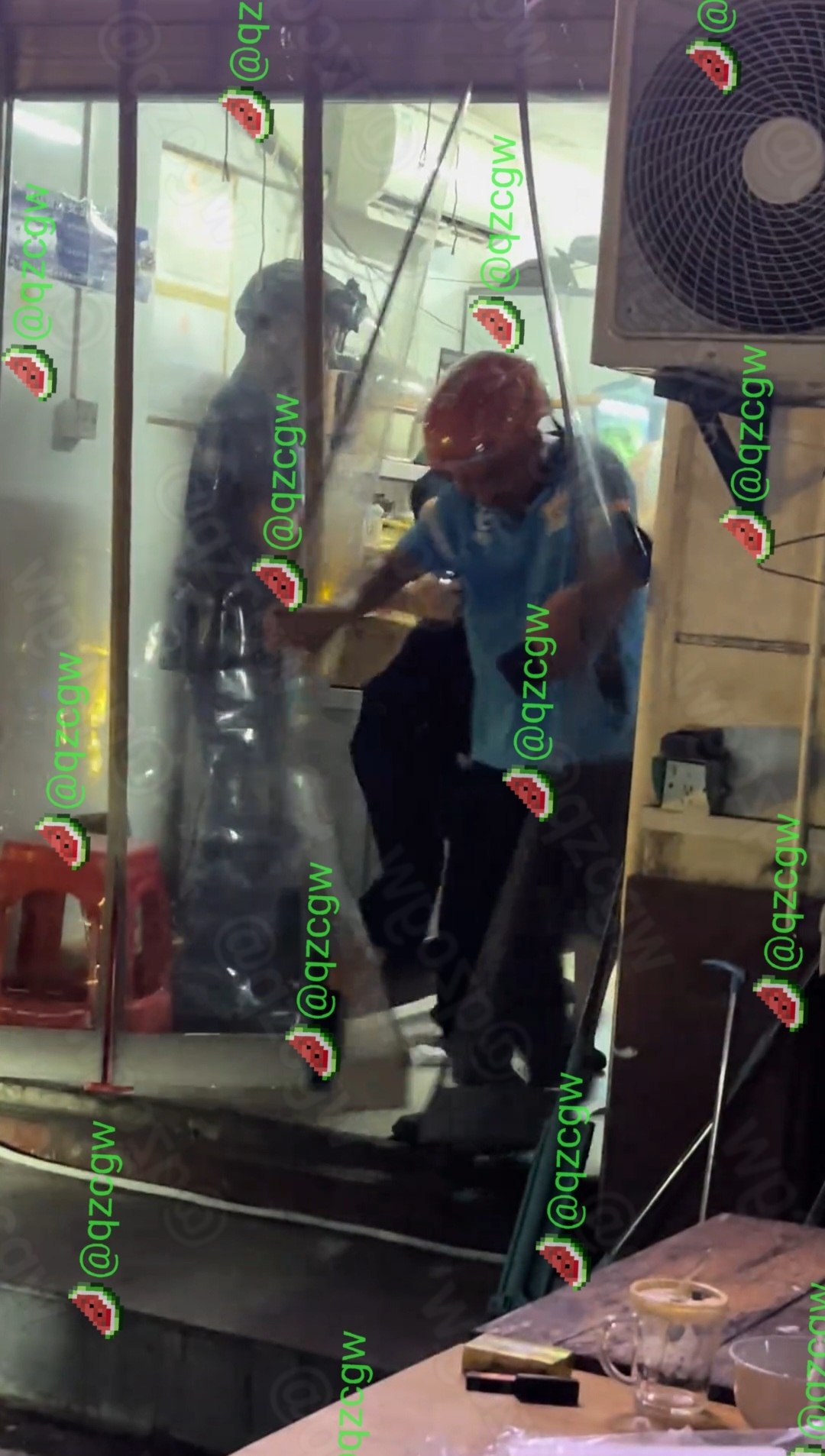 上海某餐饮店深夜订单爆增引发肢体冲突导致店内混乱及外卖订单全额取消