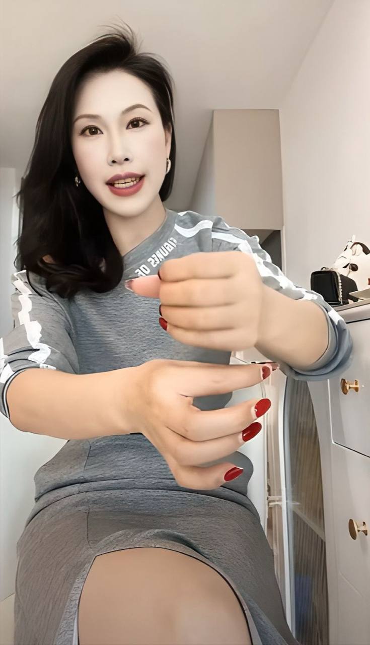 坐拥三十万粉丝的魔都优雅名媛私下竟是拍摄制服诱惑的露骨魔女
