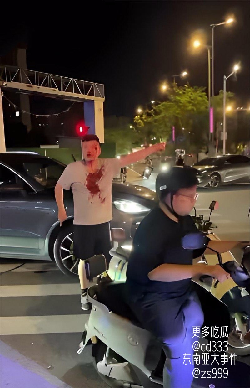 江都佳源广场七夕节保时捷车主因电瓶车占道引发肢体冲突现场视频流出
