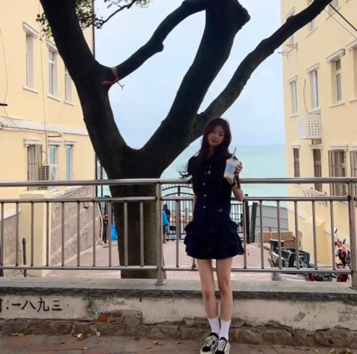 抖音网红戴馨菲清纯人设崩塌，因开盒网暴粉丝及私会榜一被曝性爱视频