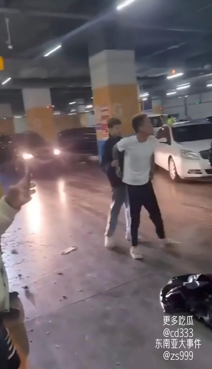 精神小伙地下车库主动挑衅叫嚣被对方一脚踹飞数米远当场懵掉